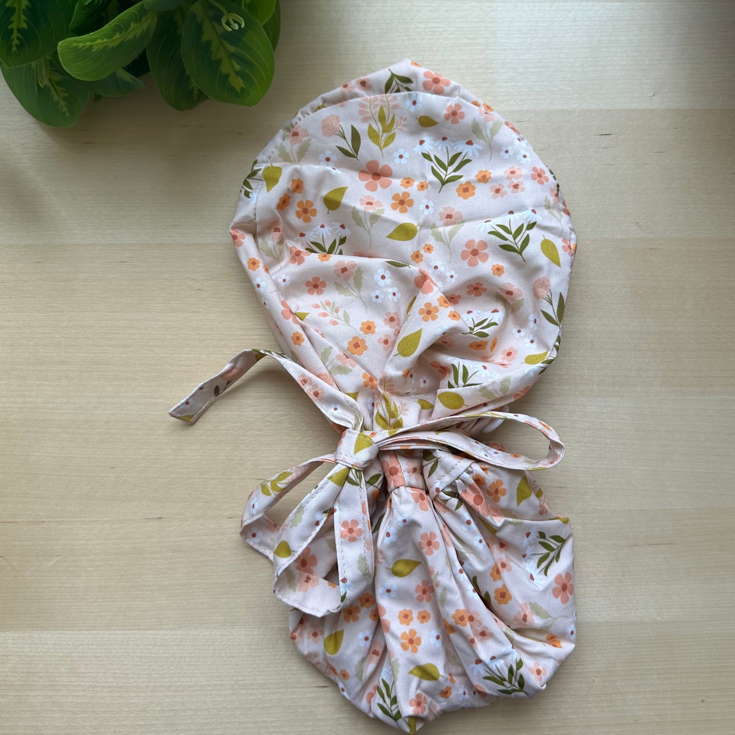 NEUTRAL FLORAL THEMED SATIN LINED PONYTAIL SCRUB CAP