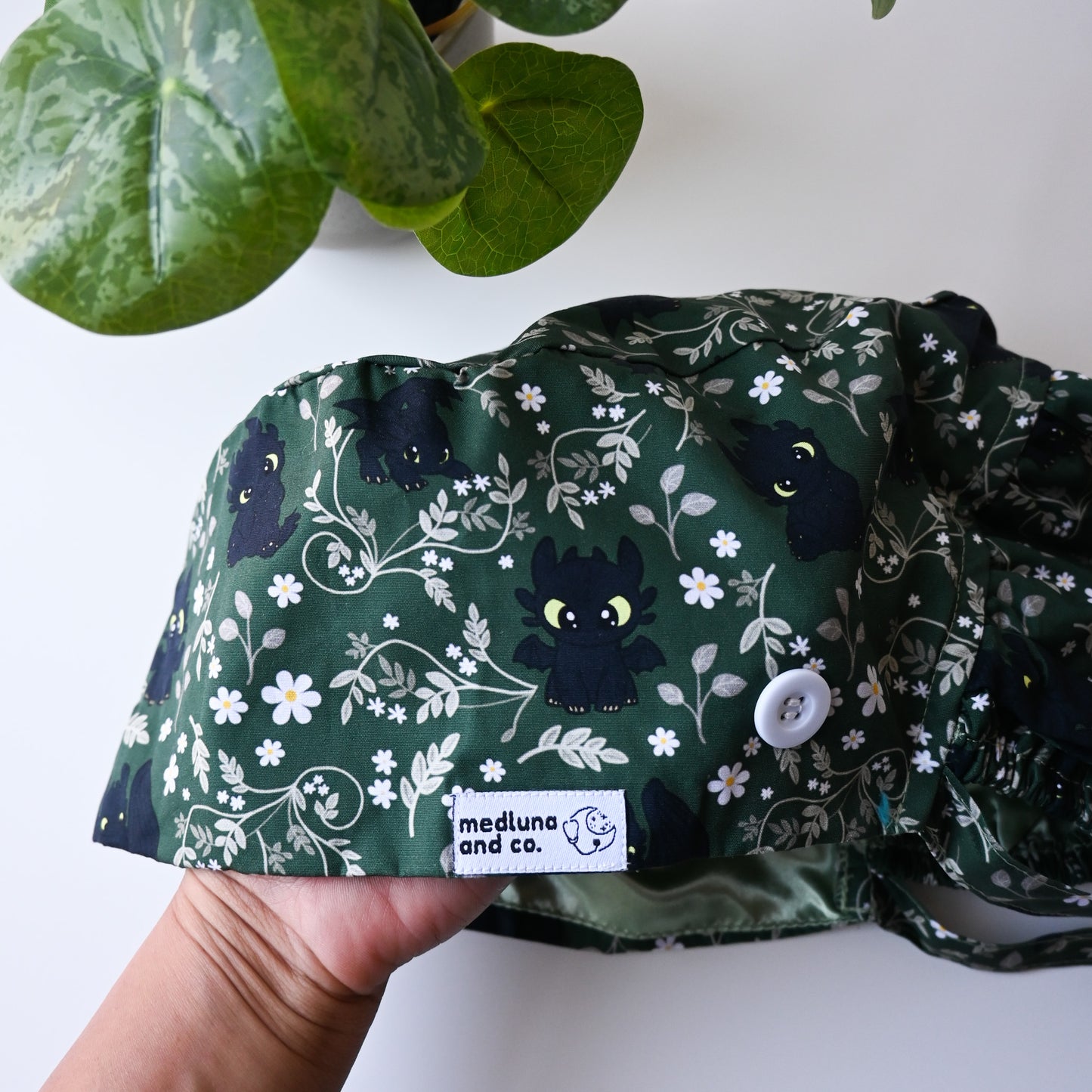 HOW TO TRAIN YOUR DRAGON - TOOTHLESS THEMED SATIN LINED PONYTAIL SCRUB CAP
