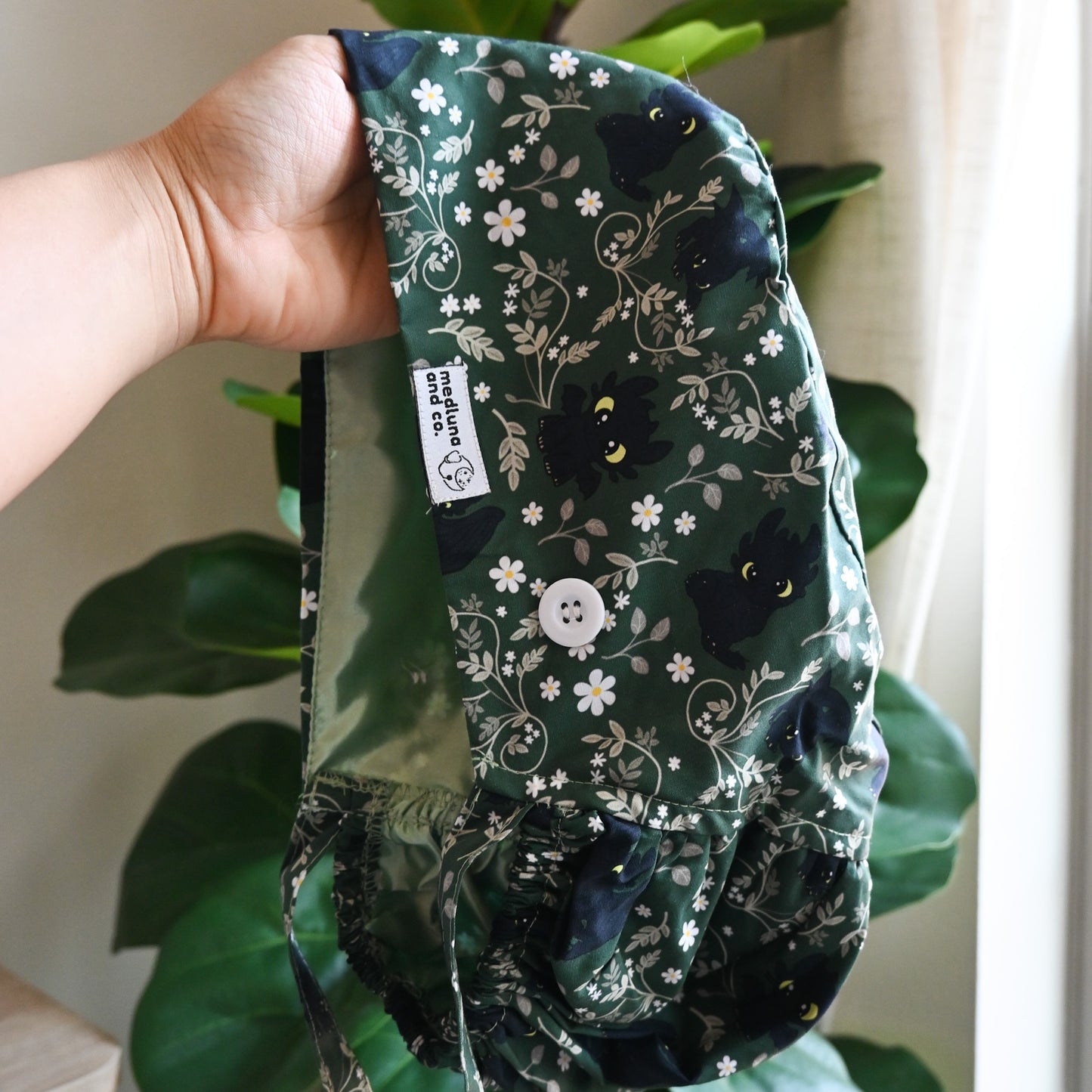 HOW TO TRAIN YOUR DRAGON - TOOTHLESS THEMED SATIN LINED PONYTAIL SCRUB CAP