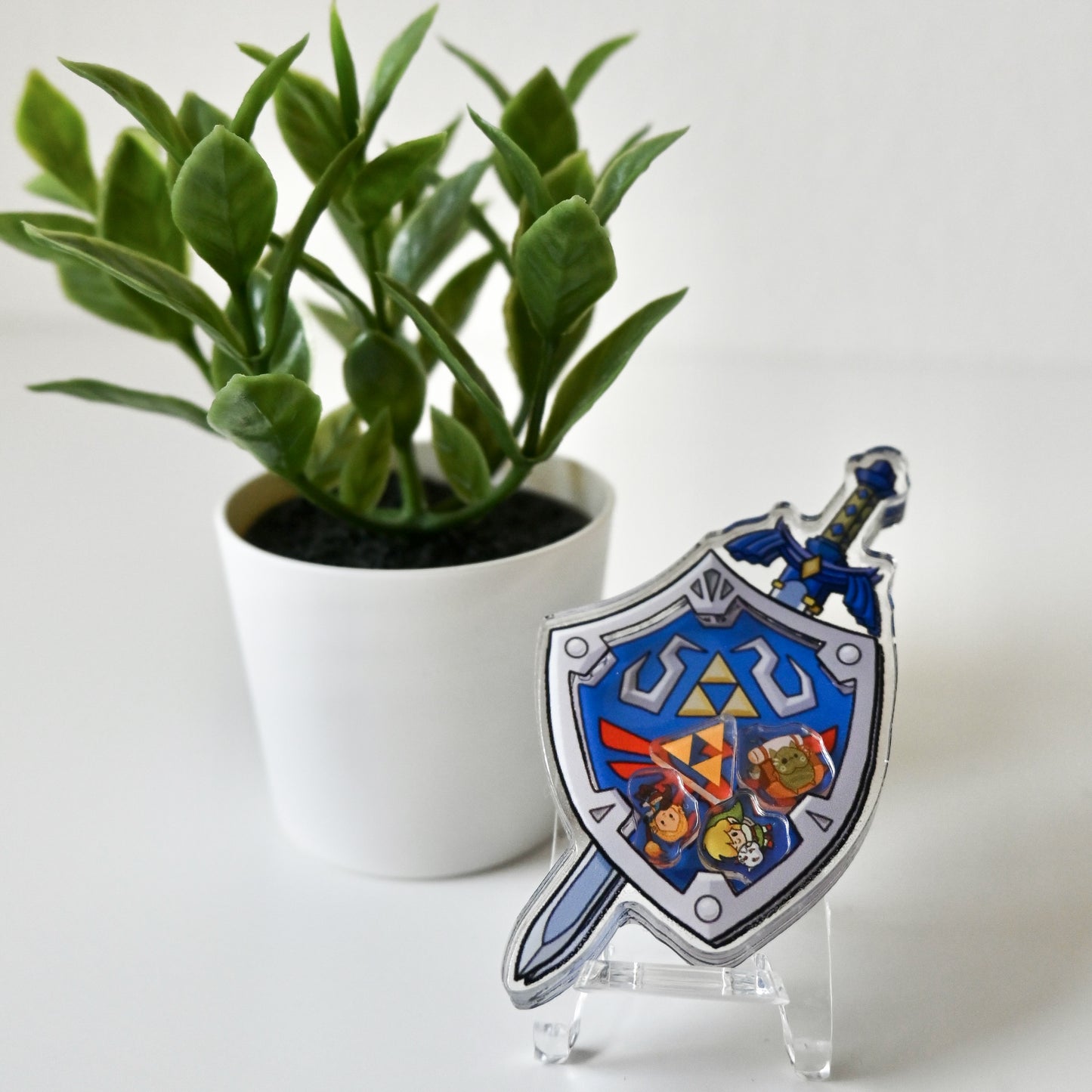 LEGEND OF ZELDA - HYLIAN SHIELD WITH ITEMS ACRYLIC SHAKER BADGE REEL