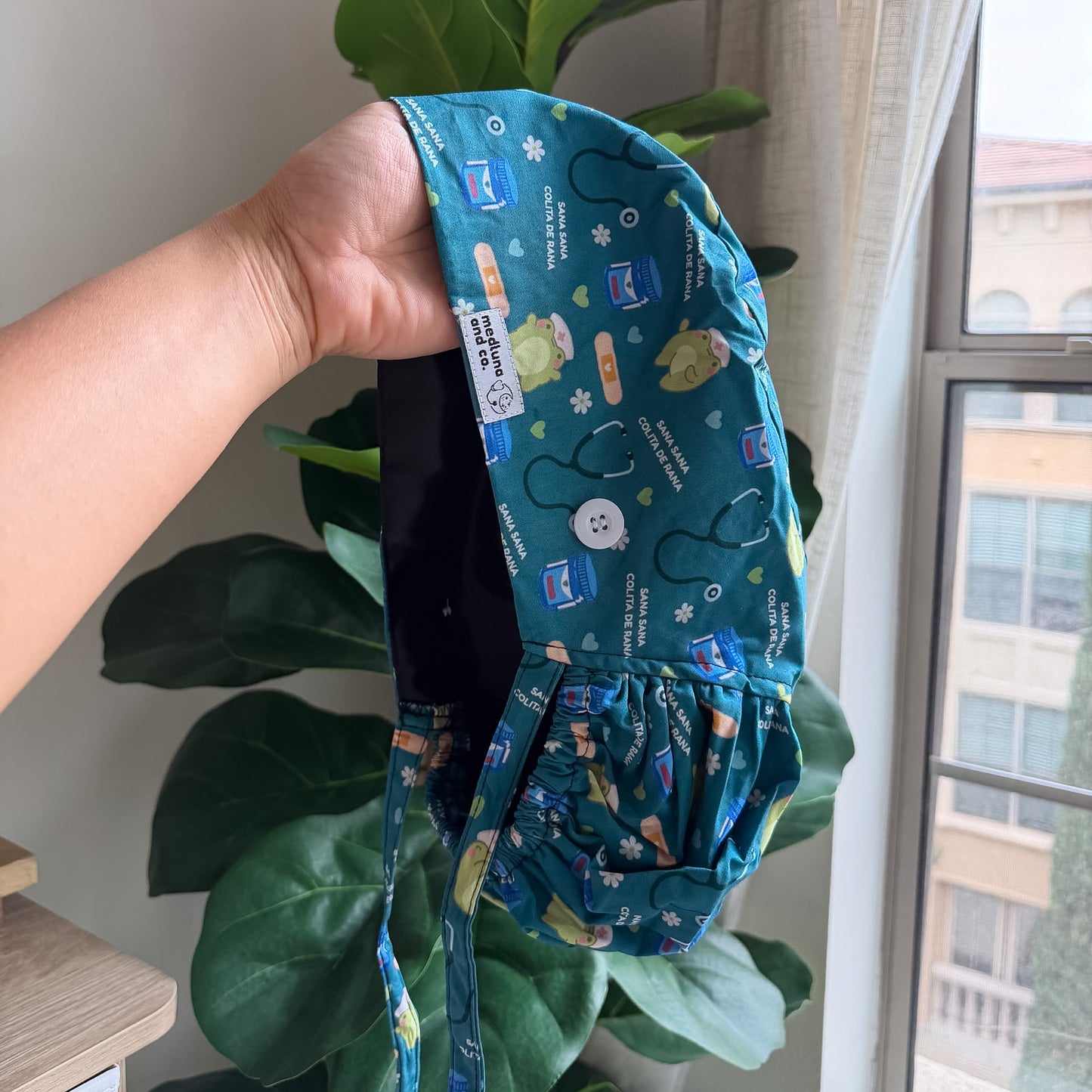 SANA SANA COLITA DE RANA SATIN LINED PONYTAIL SCRUB CAP